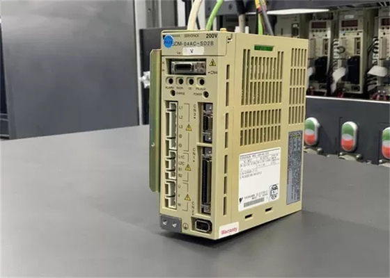 Yaskawa Новый Sgdm-04ac-Sd2b AC сервоприводы 200w В оригинальной коробке