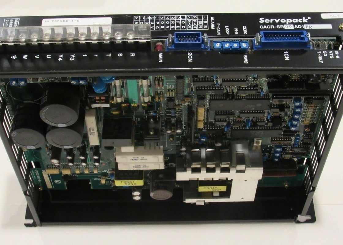 Яскава CACR-SR02-AD1-FR Совершенно новое оборудование сервомотора 200 В напряжение